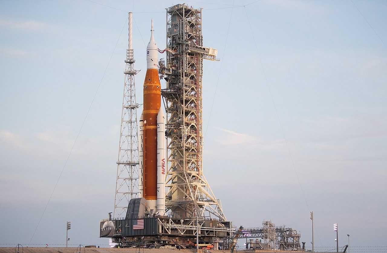 SLS миссии «Артемида-1» на стартовом комплексе LC-39B перед запуском SLS миссии «Артемида-1» на стартовом комплексе LC-39B перед запуском